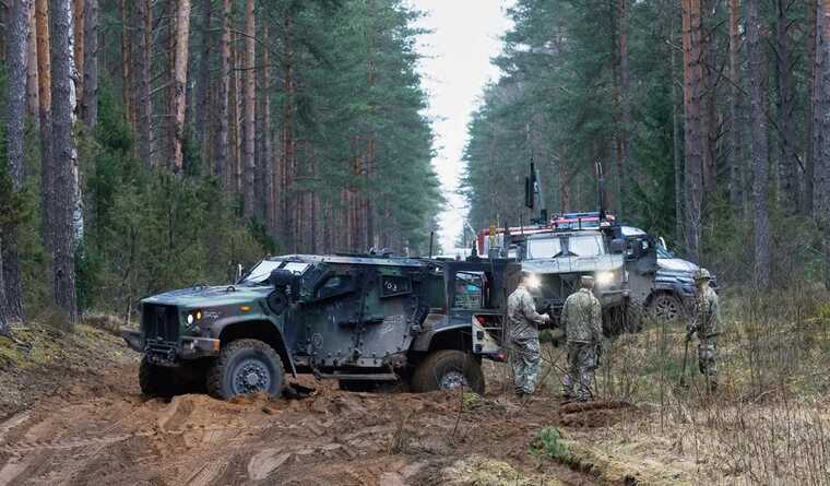 В Литве шесть дней вытаскивали бронемашину США из болота, военные пропали