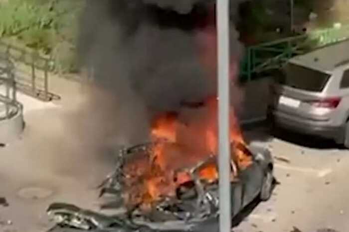 Видео первых минут после взрыва автомобиля с генералом Москаликом