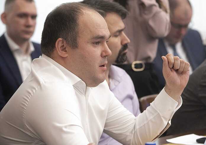 КПРФ в Новосибирске избавляется от неудобного депутата Александра Бурмистрова ради кулуарных решений